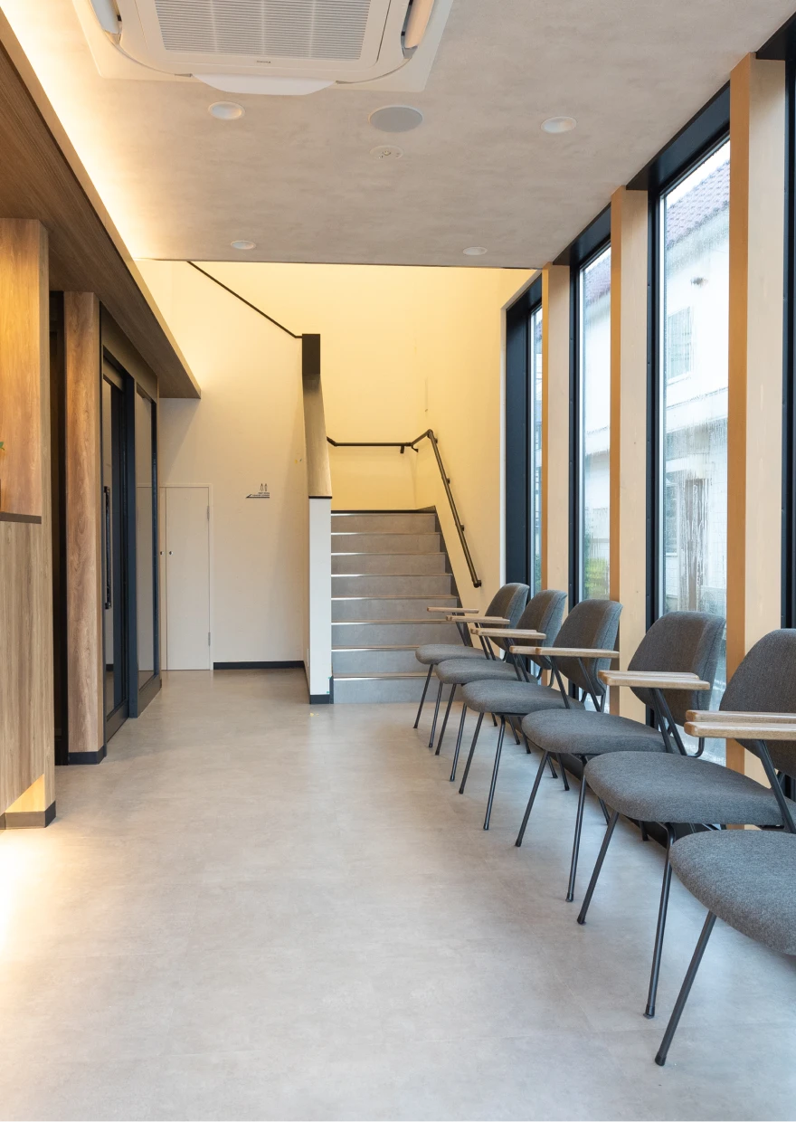 歯科医師がミラーを使って患者の口腔内を丁寧に診察している様子