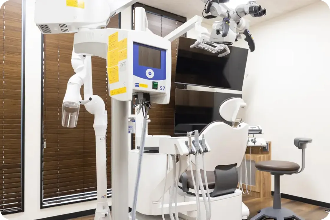 最新設備を備えた清潔な歯科診療室のユニット